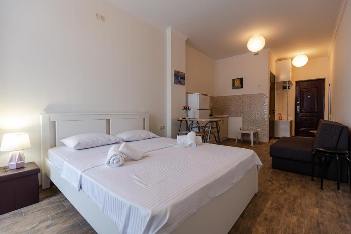 Cozy Studio Apartment In The Heart Of Batum Exterior foto